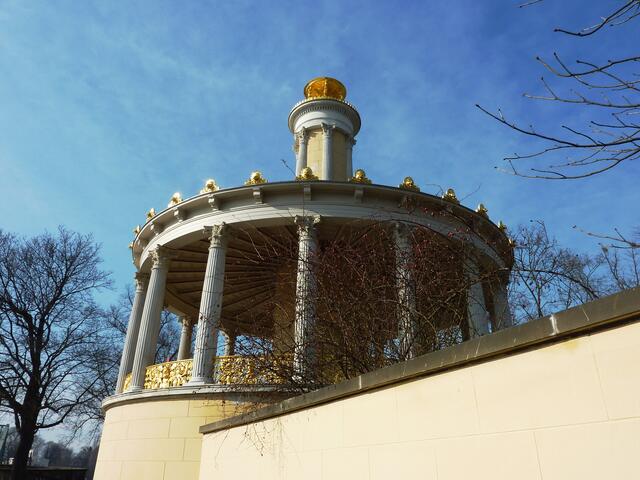 Reich verzierter Pavillon an der Mauer vom Schlosspark Glinicke
