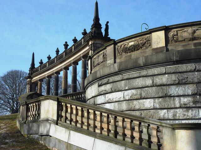 Aufgang zur Brücke