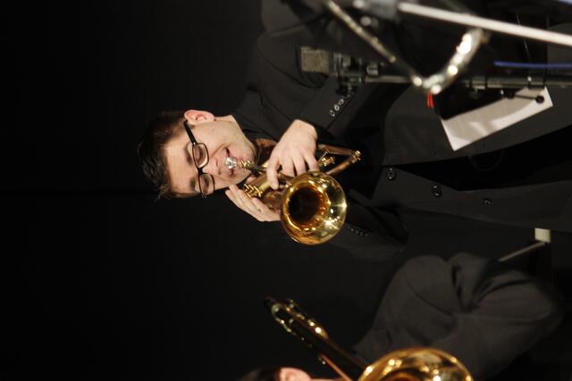 Als Leadtrompeter und Solist ist Christian Mayr in doppelter Funktion und sehr erfolgreich für die Papa Lipp Bigband im Einsatz. Ob Flügelhorn oder Trompete bei Christian klingt einfach alles.