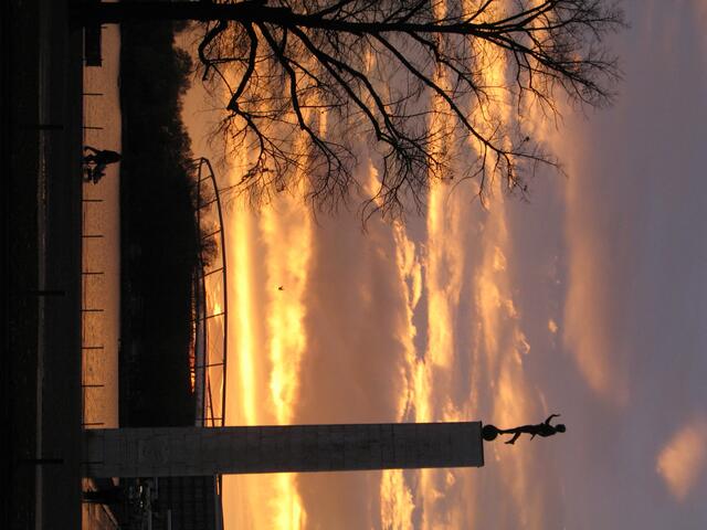 Der Himmel wird rot, im Stadion spielen die Roten