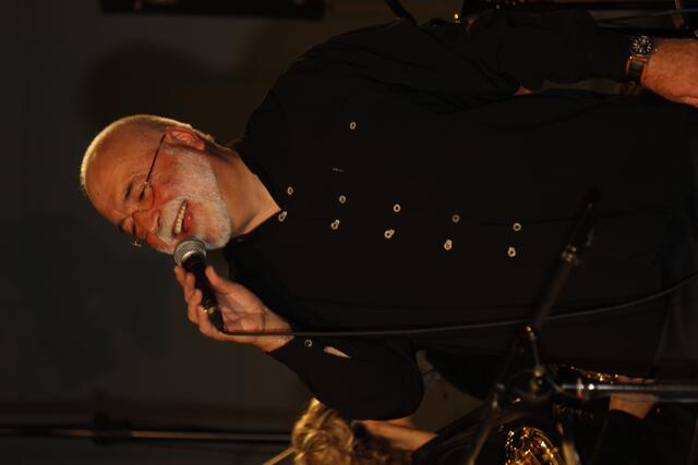 Gut lachen hat Bandleader Manfred-Andreas Lipp beim glanzvollen Konzert seiner Bigband.