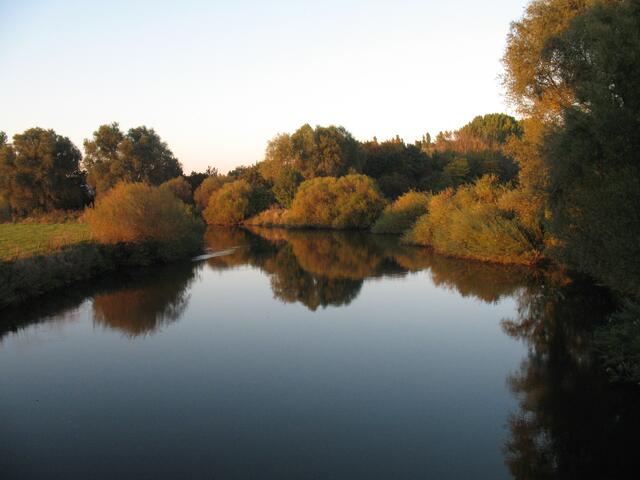 Die Sonne steht tief: an der Leine