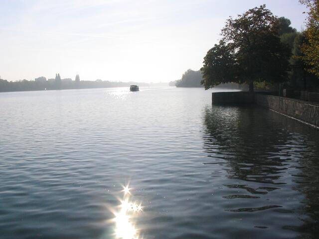 Im Morgendunst kommt der Dampfer