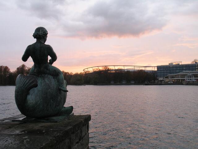 Langsam färbt sich der Himmel ein