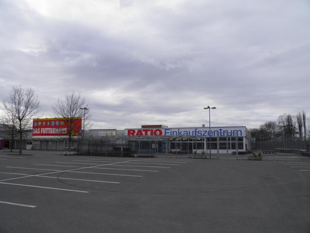 leerer Parkplatz vor dem Warenhaus ....
