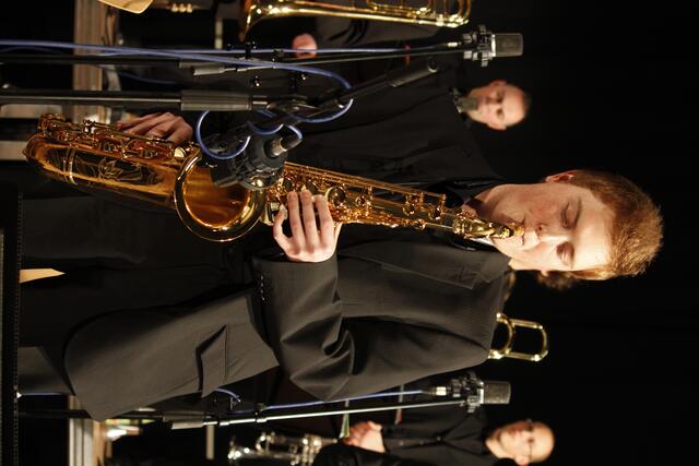 Fabian Rößner, der neue Mann am Tenorsaxofon als routinierter Solist.