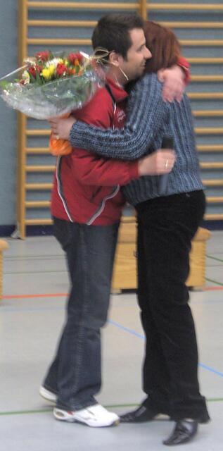 Wolfgang Stark, Abteilungsleiter beim TSV Neusäß, umarmt Jugendwartin Gabi Heufelder zu deren Abschied | Foto: Andreas Sturz