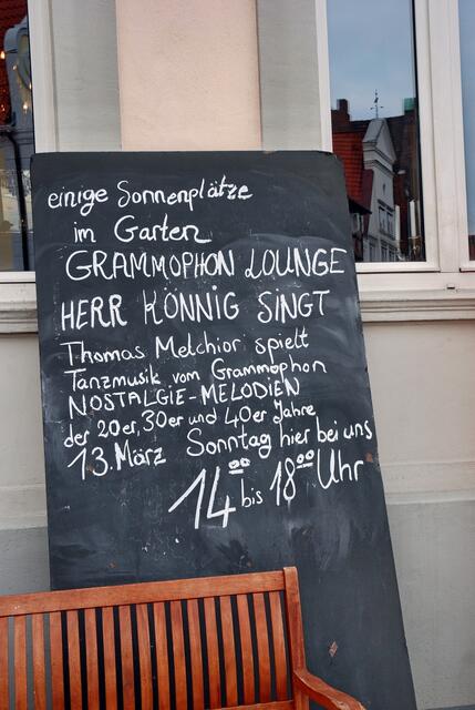 Wir haben Hunger, doch hier scheinen wir nur Musik zu bekommen und kein leckeres Mittagessen ...