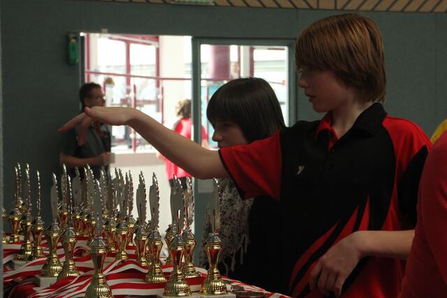 Welchen Pokal nehme ich denn? | Foto: Rudi Heufelder
