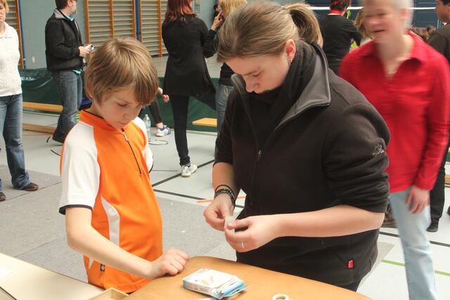 Ohne Verletzung klappte es bei der 2. Schwäbischen Rangliste nicht. Christina Lorenz leistet erste Hilfe. | Foto: Rudi Heufelder