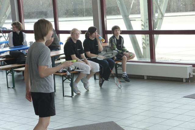 Der Neusässer Badminton-Nachwuchs wärmt sich im Foyer der Eichenwaldhalle auf | Foto: Rudi Heufelder