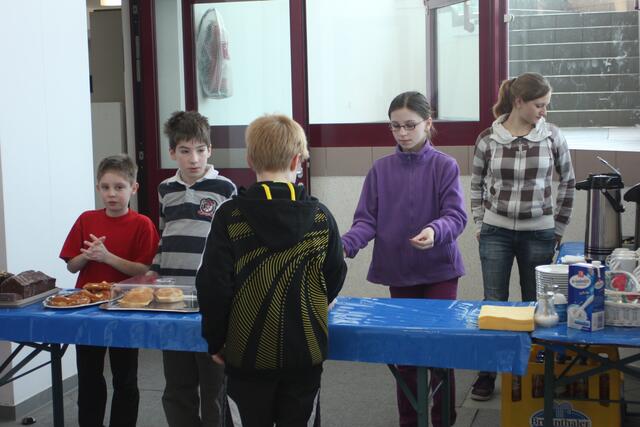 Die Jüngsten haben die Cafeteria voll im Griff. | Foto: Rudi Heufelder
