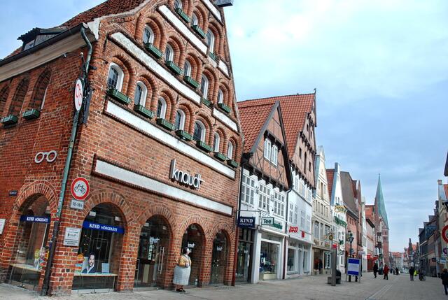Wir laufen noch immer durch Lüneburg und suchen nach dem passenden Restaurant. Ob die nette Dame vor den Backsteinarkaden wohl helfen kann ???