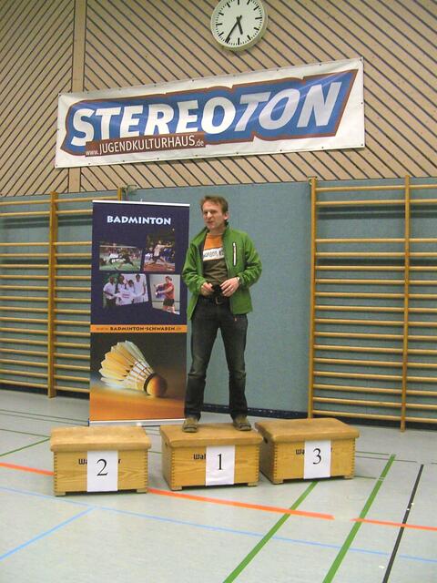 Andreas Sturz testet schon mal die Verhältnisse auf dem Treppchen