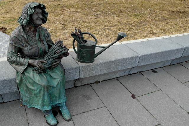 Am Schweriner Burgsee: Lebensgroße Bronzeskulptur der Schweriner Blumenfrau Bertha Klingberg, gestaltet durch den Bildhauer Bernd Streiter
