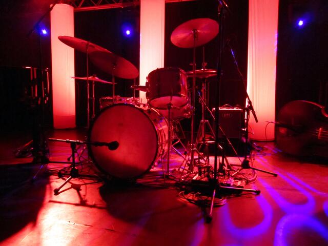 Charlie Watts bringt immer sein altes, eigenes Stones-Schlagzeug mit.
