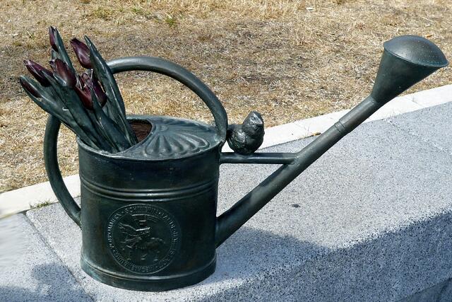 Archivfoto vor der Sachbeschädigung: Eine kleine Vogelfigur auf der Gießkanne