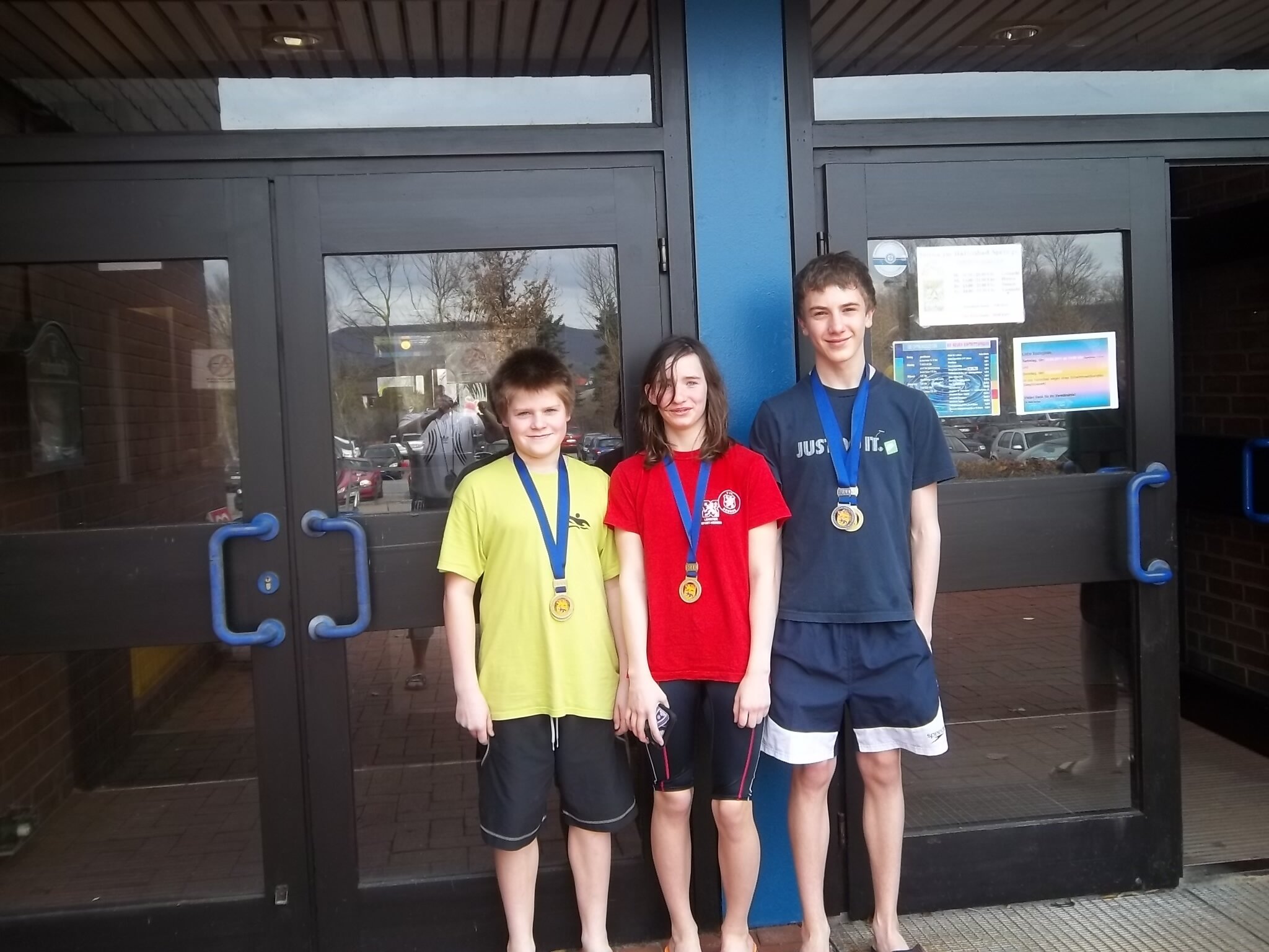 Jonas Hesse ist 4facher Kreisjahrgangsmeister / 2 TVEler schwimmen