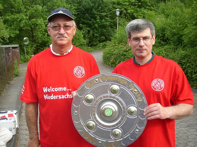Teammanager Klaus Kietzmann (li.)