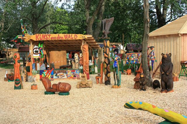 Kunst aus dem Wald des Stadtallendorfer Künstlers Georg Stark (27.05.2010)