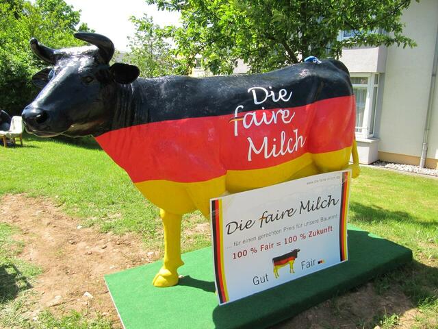 Mit der Kuh „Faironika“ wirbt der Bund deutscher Milchviehalter für faire Milchpreise (03.06.2010)