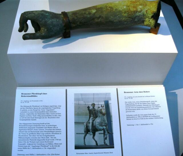 Armfragment einer Reiterstatue (gefunden Nähe Lechhausener Brücke))