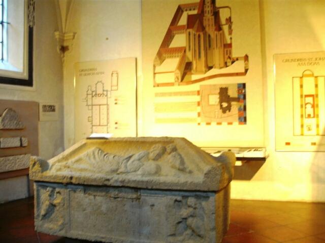 Seitenkapelle 11: Truhensarkphag der Camp. Faustina aus Augsburg St. Ulrich & Afra