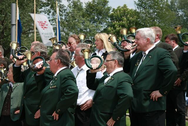 Bläsergruppe der Jägervereinigung des Landkreises Marburg-Biedenkopf auf der Seeterrasse (29.05.2010)