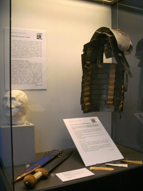 Römische Brustarmierung und Gladus (Schwert)