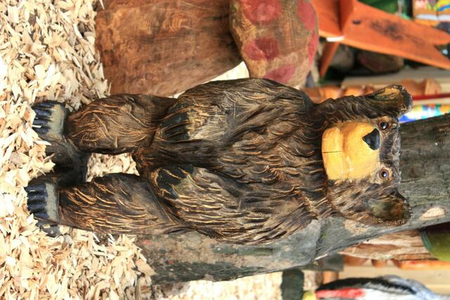 Kunst aus dem Wald, der Bär wurde mit der Kettensäge hergestellt (27.05.2010)