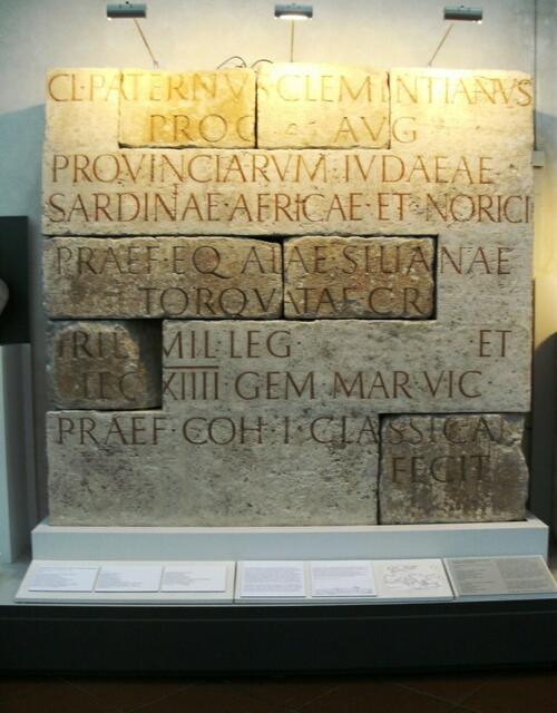 Mauerinschrift der politischen Karriere des Claudius Paternus Clementianus, gefunden am ehemaligen Römerkastell in Abodiacum