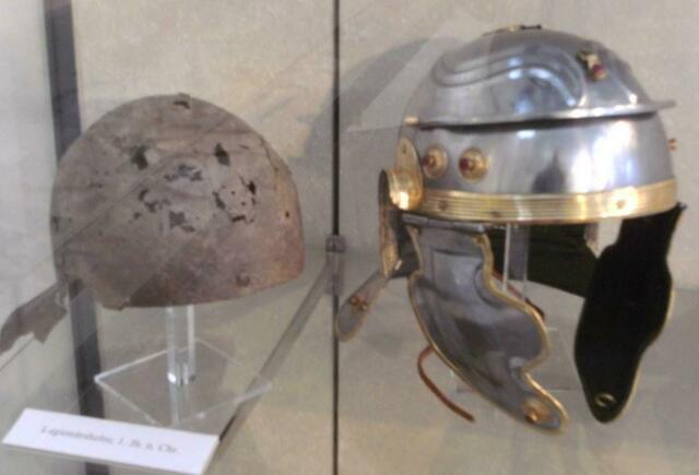 Original & Rekonstruktion eines römischen Helms (Sonderausstellung Legio Gemina XIII)