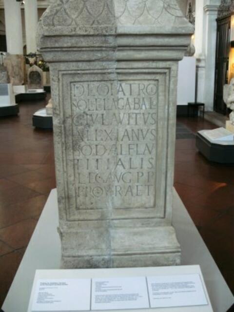 Weihung des Statthalters Alexianus an den Sonnengott von Emesa (Syrien) röm.. Statthalter der provinz Raetien (196/197 n.Chr.) verh. mit Julia Maesa, Schwester der kaiserin Julia Damna, Schwager des kaisers septimius Severus (192-211 nChr.)