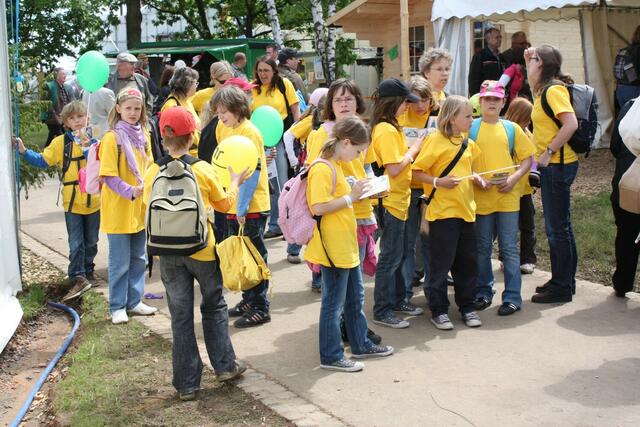 Eine Schulklasse vor dem Landschaftszelt im Heinz-Lang-Park (01.06.2010)
