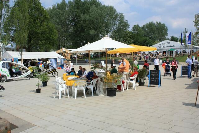 Strandatmosphäre auf der Seeterrasse, im Hintergrund das Landschaftszelt (29.05.2010)