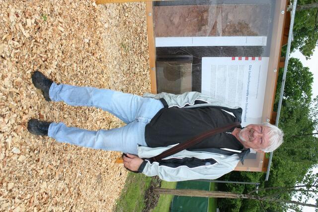 Prof. K.-J.Sabel vom HLUG präsentiert die Lockerbraunerde von Stadtallendorf (31.05.2010)