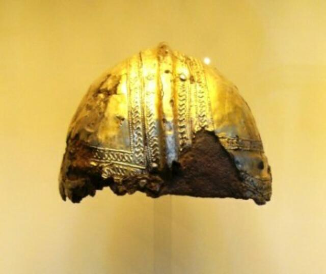 Spätrömischer Garde- oder Offiziershelm mit Goldverzierung