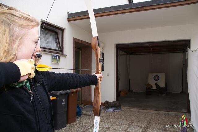 Jenny Redlich zeigt den richtigen Umgang mit Pfeil und Bogen
