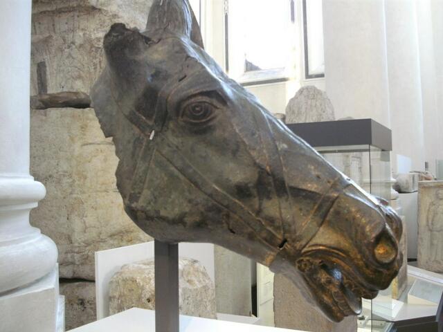 Fragment (Pferdekopf) einer Reiterstatue , gefunden am Castell (Tor-)Ausgang West - Richtung Frölichstrasse