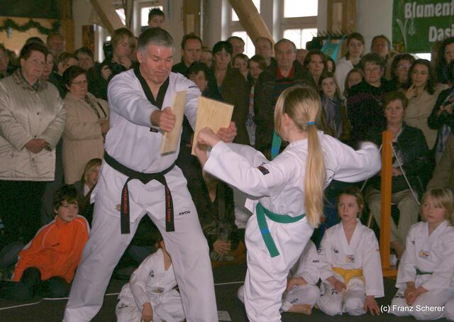 Kampfkunst, präsentiert von Trainer Hans Werner Limmer und einer Schülerin vom Aichacher Taekwondo Studio (ATS) e.V.