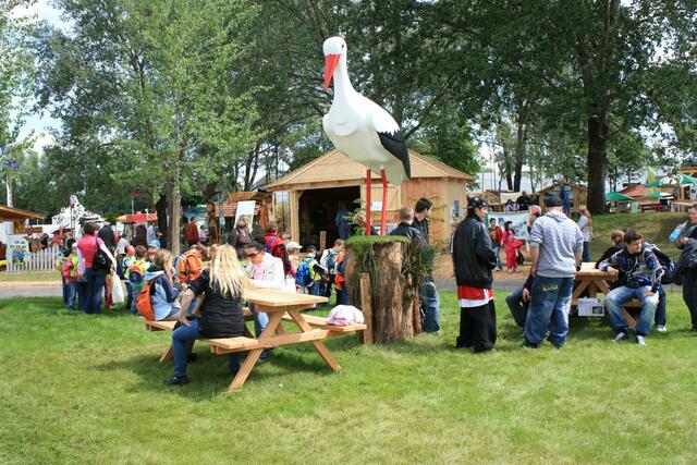 Blick auf den Bauernmarkt im Heinz-Lang-Park (01.06.2010)