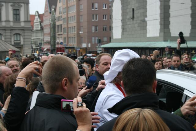 ...dann gings ab ins Auto, und weg war er