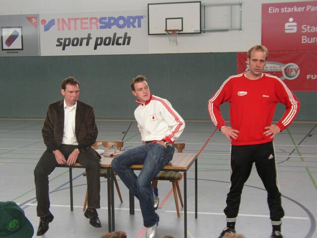 Martin Mohs in der Heeßeler Halle mit Bundesliga-Schiedsrichter, Florian Meyer(li.), und Profi Hanno Balitsch