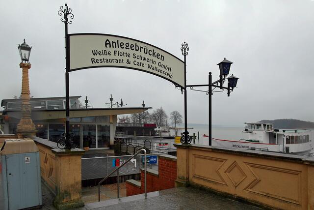 Die Anlegebrücke der Weißen Flotte am Schweriner See