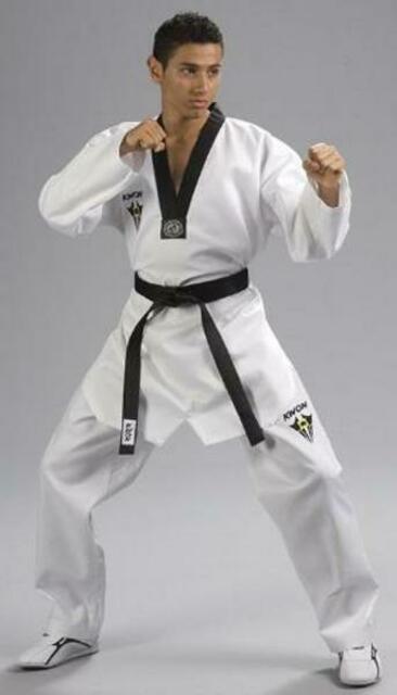 Anzug eines Erwachsenen Danträgen | Foto: http://www.budoten.com/pics/pic2/804466.jpg