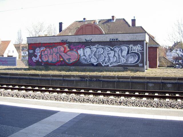 Auf dem geschlossenen anderen Bahnsteig, Graffiti.
