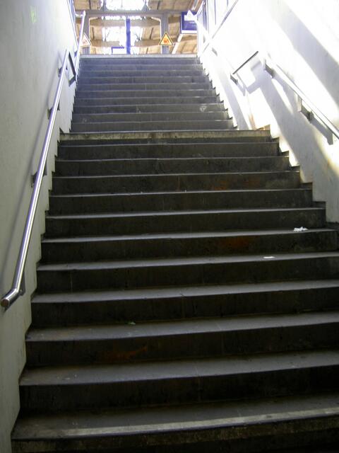Treppe zum Bahnsteig auch nicht sauber