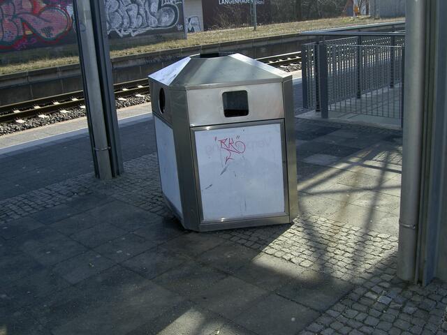 Ein Mülleimer auf dem Bahnsteig