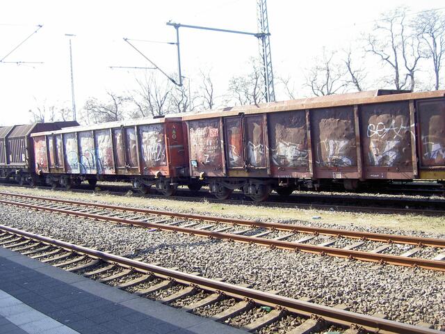 Güterzug auch voller Graffiti.