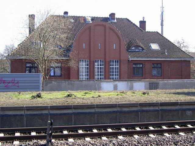 Bahnhofsgebäude vom Bahnsteig ausgesehen.